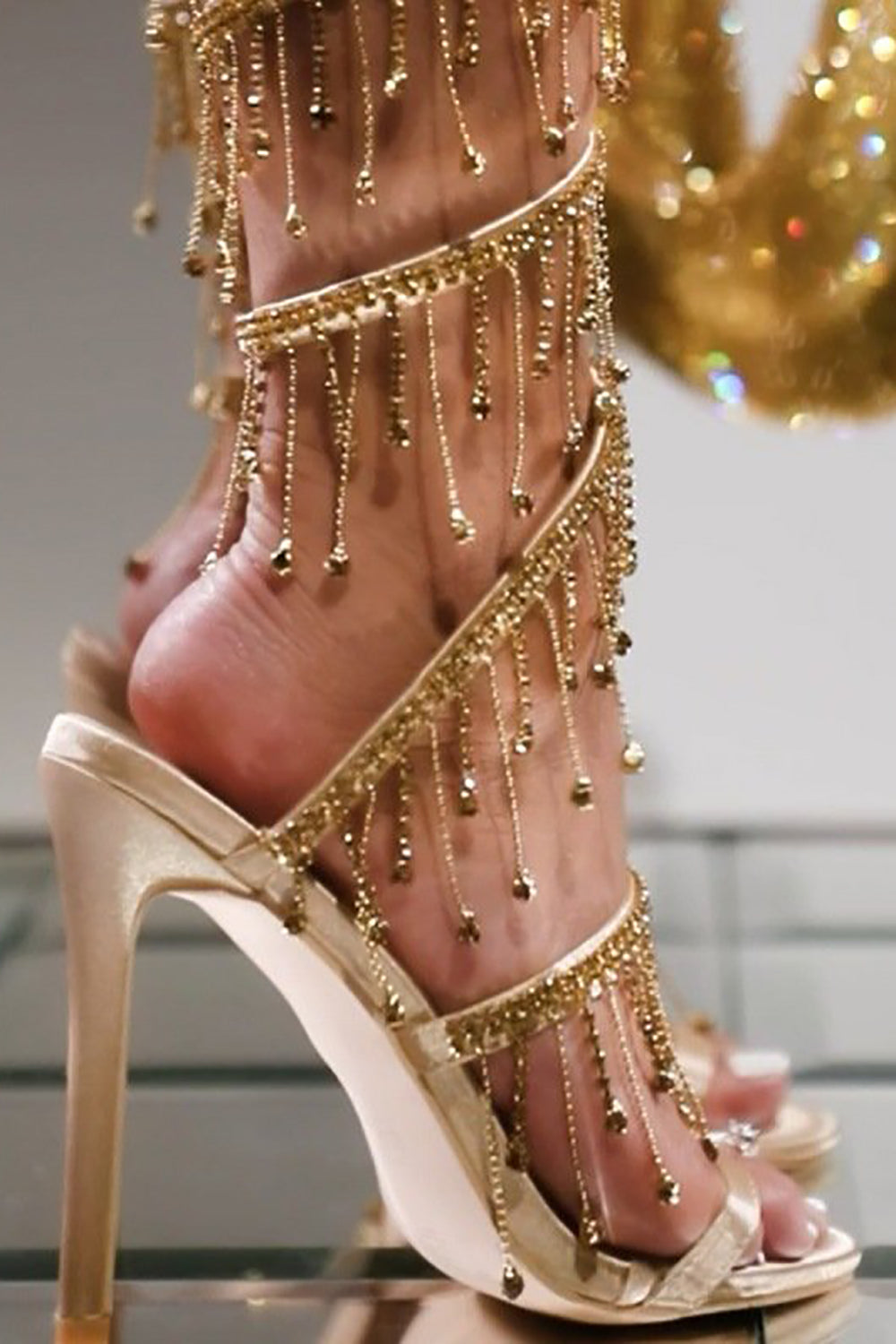Gyldne glitrende strappy høyhælte sandaler med dusk