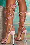 Rosa blonder opp høyhælte sandaler med sommerfugler