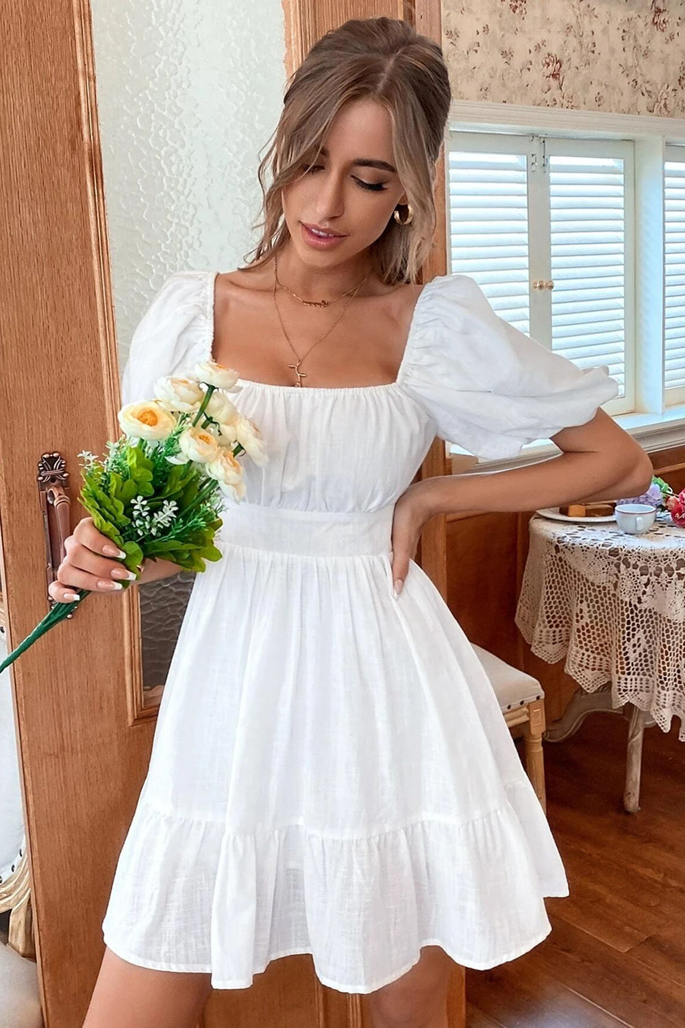 Hvit firkantet hals mini graduacion kjole med korte ermer