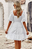 Load image into Gallery viewer, Hvit firkantet hals mini graduacion kjole med korte ermer