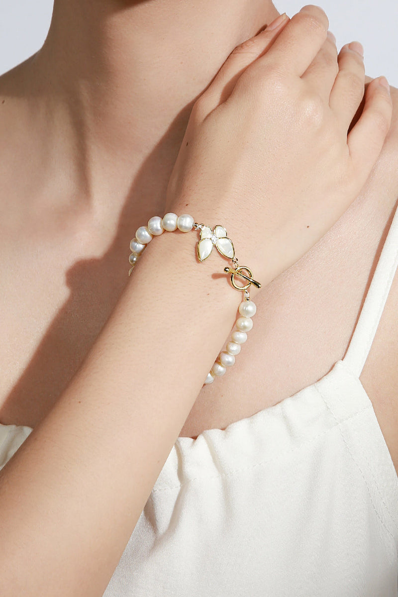 Load image into Gallery viewer, Sparkly White Pearl Stretch armbånd med sommerfugl