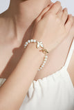 Sparkly White Pearl Stretch armbånd med sommerfugl