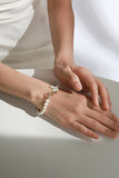 Sparkly White Pearl Stretch armbånd med sommerfugl