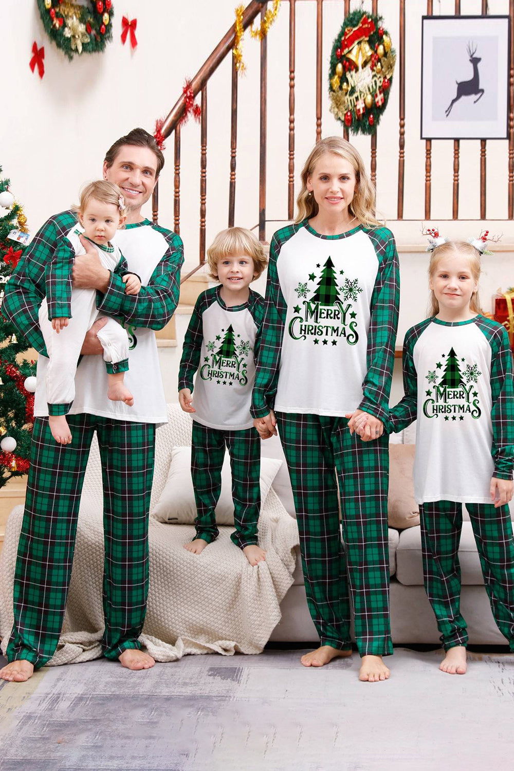 Rutete matchende julepyjamassett for familien
