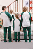 Rutete matchende julepyjamassett for familien