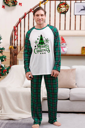 Rutete matchende julepyjamassett for familien
