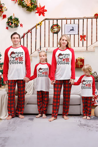 Rødrutete matchende julepyjamassett for familien