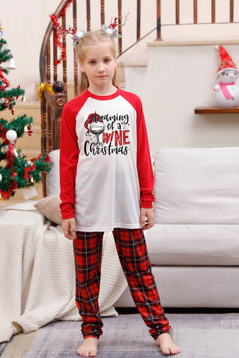 Rødrutete matchende julepyjamassett for familien