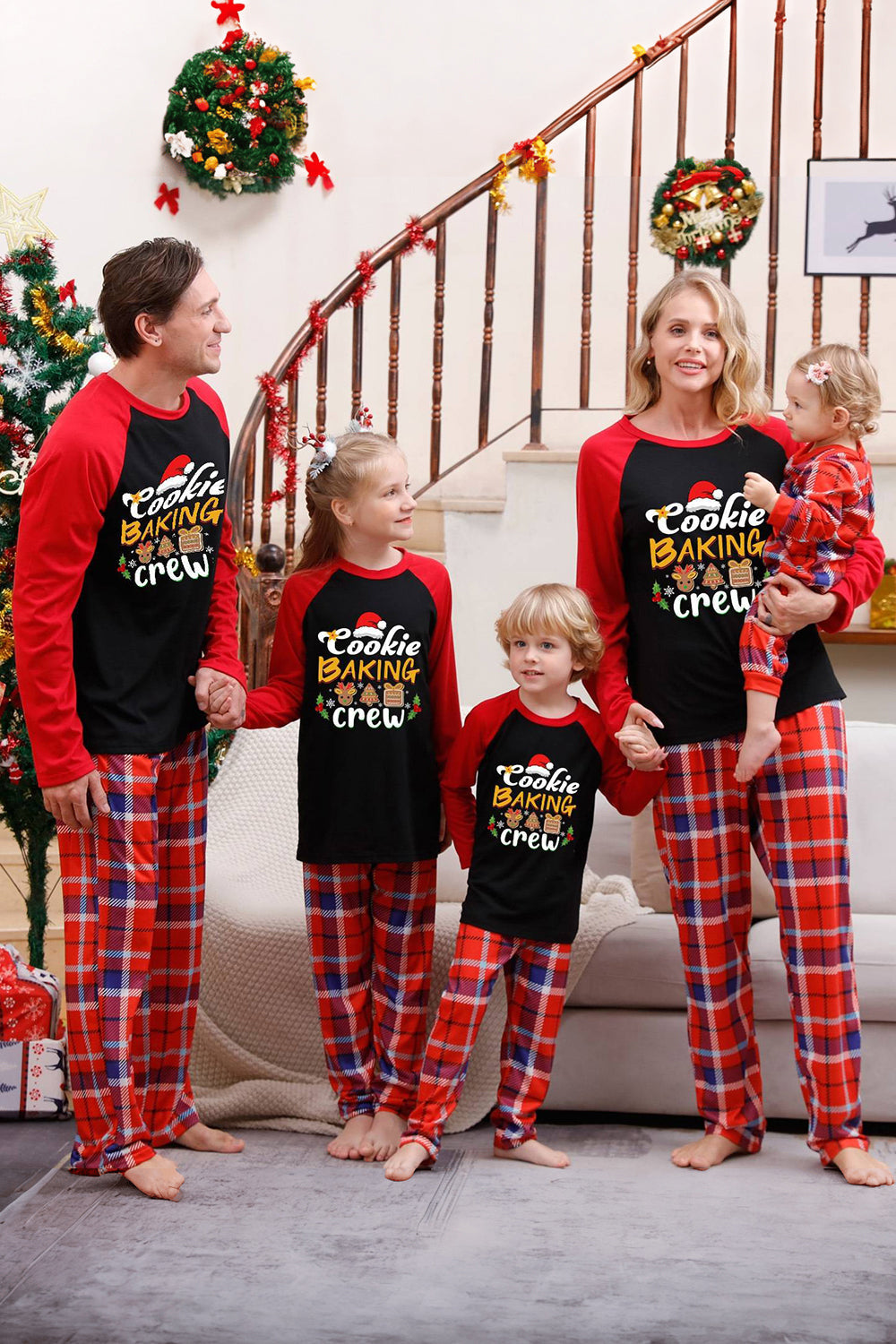 Familierød rutete matchende julepyjamassett