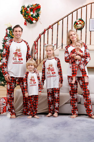 Rutete matchende familiejulepyjamas med snøfnugg