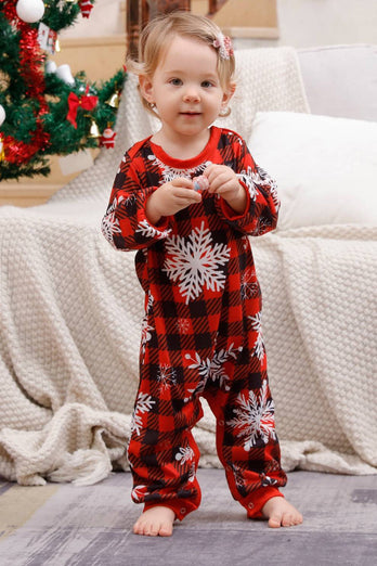 Rutete matchende familiejulepyjamas med snøfnugg