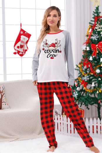 Rutete julematchende pyjamas med familietrykk