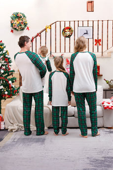 Grønn familiematchende julepyjamas med hund