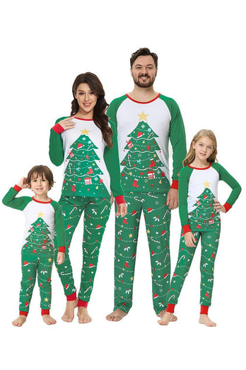 Matchende pyjamassett med grønn juletrefamilie