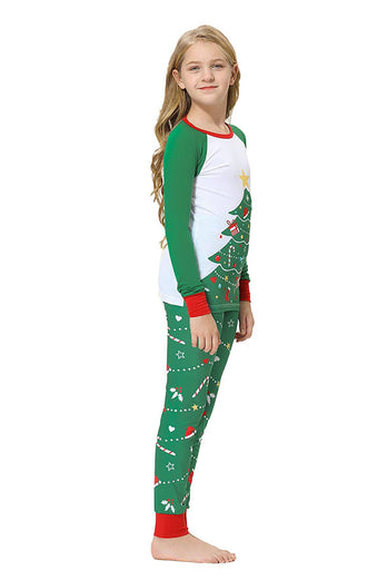 Matchende pyjamassett med grønn juletrefamilie