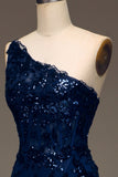 Sparkly Dark Navy Tiered Lace One Shoulder Long Prom Dress med Slit