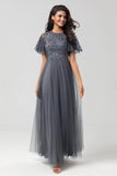 Klassisk Eleganse A-Line Jewel Neck Grey Long Bridesmaid Dress med korte ermer