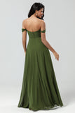 Av skulderen A Line Olive Bridesmaid kjole med Slit