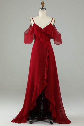 Asymmetrisk kald shoudler burgunder lang brudepike kjole med volanger