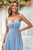 Sjarmerende A Line Spaghetti stropper Dusty Blue Long brudepike kjole med Criss Cross Back