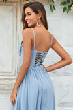 Sjarmerende A Line Spaghetti stropper Dusty Blue Long brudepike kjole med Criss Cross Back