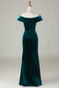 Load image into Gallery viewer, Av skulderen påfugl grønn fløyel havfrue brudepike kjole med spalt
