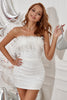 Load image into Gallery viewer, hvit stroppeløs hjemkomst kjole med fjær