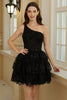 Load image into Gallery viewer, Stilig A Line One Shoulder Black Kort Homecoming kjole med applikasjoner