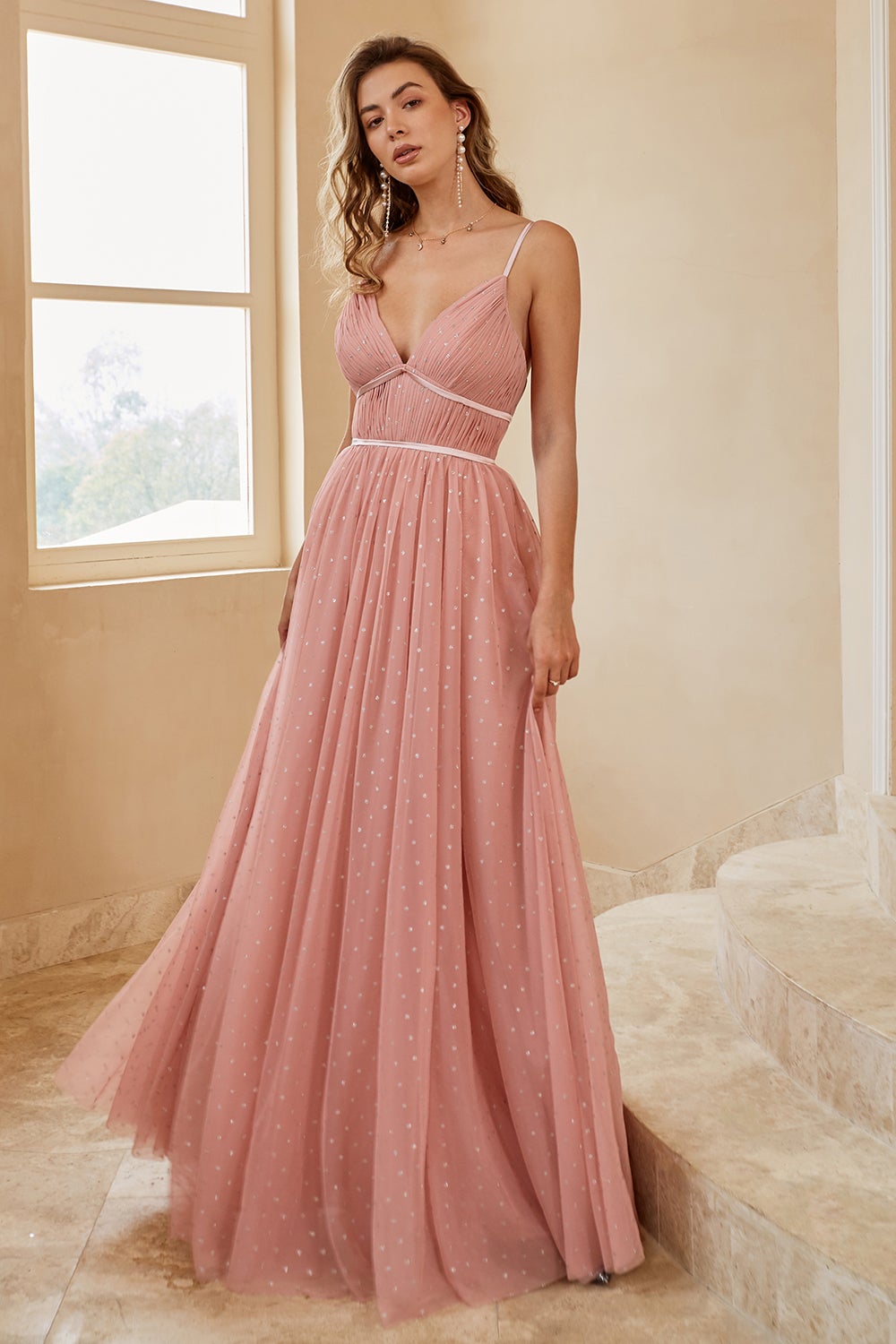 en linje lang brudepike kjole med ruffles